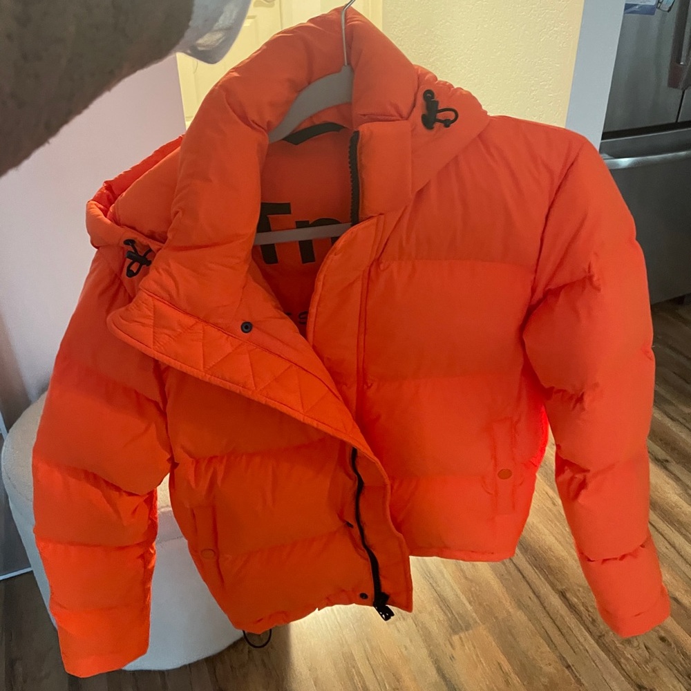 Aritzia super puff shorty. Worn twice. Like new. Neon color.